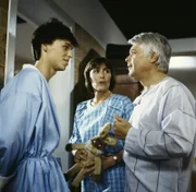 Überrascht werden Angi (Thekla Carola Wied, M.) und Werner (Peter Weck, r.), als sie eines morgens den 'Gast' Duffy (Felix Martin, l.) in ihrem eigenen Badezimmer antreffen.
