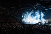 Olly Alexander spielt „Dizzy“ für Großbritannien beim ersten Halbfinale in der Malmö Arena
