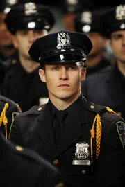 Für Jamie Reagan (Will Estes), der Jura in Harvard studiert hat, beginnt ein Leben als Streifenpolizist ...