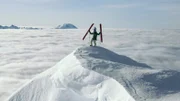 Ein Skifahrer steht auf der Spitze eines Eisbergs