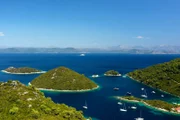 Kroatiens Inselwelt Vor der dalmatinischen Küste Die meisten der rund 1200 kroatischen Inseln liegen im Süden Landes. Die Küste Dalmatiens ist eine ganz besondere Wasserwelt – ein Paradies nicht nur für Segler.