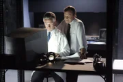 Claude Bechet sieht zu, wie der Ermittler durch die Daten auf seinem Computer scrollt.