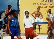 Tim Sinclair (Tim Hovland, l.) versucht, Matt (David Charvet, M.) als Partner für ein Profi-Volleyball-Turnier zu gewinnen.