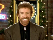 Walker (Chuck Norris), Alex, Trivette und C.D. machen 'Bescherung' im Waisenhaus. Afu Wunsch der Kinde erzählt Walker ihnen einen spannende Weihnachtsgeschichte...