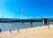 In Novi Sad befindet sich unter der wieder aufgebauten Freiheitsbrücke der angesagteste Treffpunkt der Stadt – das Donaubad „Štrand“.