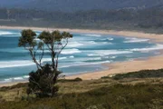 Die Hauptinsel Tasmaniens hat etwa die Größe Irlands und wird von knapp 3.000 Kilometern Küste umrahmt.