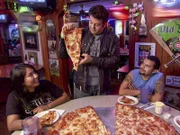 Von der Schulter bis zur Hüfte: In San Antonio bei Big Lou trifft Adam (M.) auf eine Pizza, bei der ein Stück so groß wie sonst eine ganze Pizza ist ...