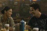 Nach alldem Schrecken genießen Jo (Erica Cerra, l.) und Zane Donovan (Niall Matter, r.)  einen Kaffee ...