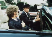 Eve (Julie Newmar, l.) hält Jonathan (Robert Wagner, r.) für einen Chauffeur und lässt sich von ihm zu seinem Haus fahren.
