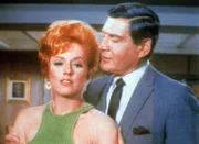 Der Psychater Roy Flemming (Gene Barry) und seine Geliebte Joan Hudson (Katherine Justice) planen den Mord an Roys Frau Carol.