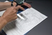 Die Ermittler prüfen die Landekarte für die Flugroute des A320.