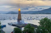 Der etwa 40 Meter hohe hölzerne Feuerturm wird jedes Jahr von Jugendlichen im norwegischen Alesund aufgebaut und in der Johannisnacht in Brand gesetzt.