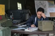 Ein nepalesischer Assistent (gespielt von einem Darsteller im Hintergrund) schreibt Untersuchungsnotizen zum Absturz von Thai Airways-Flug 311. (Bildnachweis: Cineflix/Darren Goldstein)