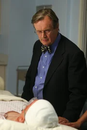 Ducky (David McCallum, r.) besucht Gibbs (Mark Harmon, l.) im Krankenhaus und hofft, dass es ihm bald wieder besser geht ...