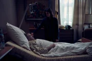 Alex (Aylin Tezel) sucht Trost bei ihrem Vater Richard (André Jung).
