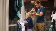 Papa (Peter Kanerva) hat Vildas (Sofia Sittnikow) Haare mit einem Shampoo gegen Läuse gewaschen.