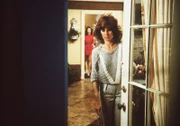 Als Robin (Mimi Rogers, l.) erfährt, dass Jonathan verheiratet ist, besucht sie Jennifer (Stefanie Powers, r.) mit der Absicht, sie zu töten.