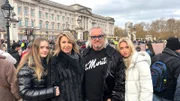 Familie Geiss vor dem Buckingham Palace in London