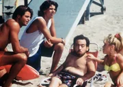 Matt (David Charvet, l.) und Hobie (Jeremy Jackson, 2.v.li.) lernen die beiden Zwerge Benny (Danny Woodburn) und Debbie (Debbie Lee Carrington, r.) am Strand kennen.
