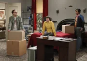 Leonard (Johnny Galecki, l.) und Raj (Kunal Nayyar, r.) unterstützen Howard (Simon Helberg, M.) bei seinem Umzug, während Sheldon ein Problem mit Amy hat ...