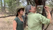 Anna und Biologin Mel bauen eine Wildkamera ab.
