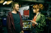Tilly Vogel (Sina Reiß, r.), spielt eine Kundin im Fahrradladen, um dem verdächtigen Fabian Eisfeld (Benjamin Kramme, l.) auf den Zahn zu fühlen.