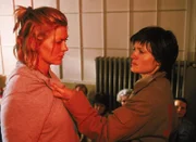 Nachdem der Alarm ausgelöst wurde, werden Peggy (Nina Bott, li.) und Martina (Judith Sehrbrock) nervös und es kommt zum Streit zwischen den Beiden...