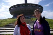 Bettany Hughes und die Architektin Dora Ivanova vor dem Busludscha-Denkmal