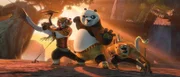 "Kung Fu Panda 2", Panda Po steht vor der großen Bewährungsprobe als Drachenkönig. Auf Faulenzen und sein geliebtes Essen muss er wohl verzichten, denn jetzt heißt es: Action! Sein alter Meister Shifu erscheint ihm und erteilt Po einen schwierigen Auftrag. Der skrupellos fiese Pfau Lord Shen will ganz China unter seine Herrschaft bringen und die Kunst des Kung Fu für immer aus dem Land verbannen. Bevor Po mit den Drachenkriegern Monkey, Mantis, Viper, Tigress und Crane so richtig loslegt, muss er noch seine innere Mitte finden und sich seiner Vergangenheit stellen.