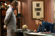 Auf dem Schädel des verstobenen Privatermittlers Kwiatowski entdecken Dr. Oliver Wells (Brian Klugman) und Brennan (Emily Deschanel) einen wichtigen Hinweis.