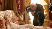 Die Show-Diva Lois O'Neill (Faye Dunaway), die selbst unter Mordverdacht stand, wird erschossen in ihrem Bett aufgefunden. Dr. Robbins (Robert David Hall) macht Aufnahmen von ihrer Leiche.