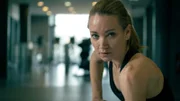 Sarah Kohr (Lisa Maria Potthoff) verteidigt sich im Fitnessstudio gegen zwei Angreifer.
