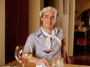 15 Uhr im Ersten. Fabian Holub (Rafael Schuchter), der neue Koch, bringt frischen Wind in die Küche des Gasthauses Stickler.