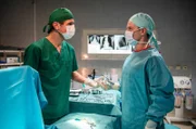 Noch während der Operation macht Dr. Sebastian Sander (Oliver Franck, l.) seinem Kollegen Dr. Jan Kühnert (Marc Dumitru) eine Ansage zu seinem Fehlverhalten.