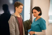 Nora (Mimi Fiedler) versucht erneut mit ihrem Sohn Milo (Elias Kaßner) zu sprechen, aber er lehnt ein Gespräch strikt ab.
