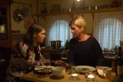 Cordula Seiffert (Anna Bullard, l.) hat ihre Mutter Martina (Astrid M. Fünderich, r.) in Jos Hausboot aufgespürt und verlangt ein Gespräch.