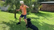 Bruno spielt mit seinem Hund Knicki im Garten.