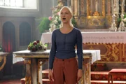 Inga (Cordula Zielonka) probt erstmals ein Gesangsstück in der Kirche von Frühling.