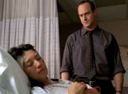 Im Krankenhaus befragt Elliot Stabler (Christopher Meloni) Li Mei (Ming-Na) zu der Tat. Sie wurde brutal zusammengeschlagen und dabei schwer verletzt.