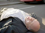 15 Uhr. Hubertus Meissner (Herbert Olschok) wird von einem Auto angefahren, doch der Fahrer flüchtet und lässt ihn einfach liegen.