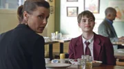 Erin (Bridget Moynahan, l.) und Nicky (Sami Gayle, r.) beobachten beim Frühstück ein Mädchen in Begleitung eines Mannes. Kurz darauf  finden sie die Nachricht "Helft mir" auf einer Tischdecke ...