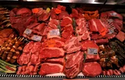 Die Deutsche Gesellschaft für Ernährung empfiehlt maximal 300 Gramm Fleisch pro Woche. Tatsächlich essen die Deutschen aber im Schnitt rund dreimal so viel.