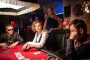Lena Marx (Anna Hofbauer, 2.v.r.) veranstaltet illegale Pokerrunden.