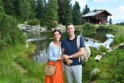 Anke (Katrin Anne Heß) und Konrad Breuer (Andreas Thiele) genießen die Zweisamkeit bei einem Spaziergang am malerischen Bergsee.
