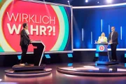 Moderator Daniel Hartwich mit dem Rateteam Janine Kunze und Paul Panzer.  +++