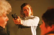 Peggy (Nina Bott) ist durchgedreht und hat Martina die Waffe entrissen. Um ihrer Forderung Nachdruck zu verleihen, schießt sie auf Kittler...
