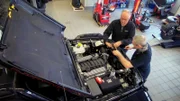 Karl Geiger (l.) and his mechanics works on the Jeep Wrangler Rubicon.