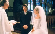 Buffy (Sarah Michelle Gellar, r.) und Angel (David Boreanaz, l.) treten vor den Traualtar.