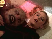 Buffy (Sarah Michelle Gellar) hat den Abschlussball ihrer Schule gerettet. Im letzten Moment hat sie den Höllenhund besiegen und töten können.
