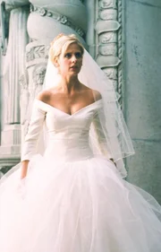 Obwohl die Hochzeit nur in ihrem Traum stattfindet, spürt Buffy (Sarah Michelle Gellar) trotz des Traumes, dass Gefahr naht.